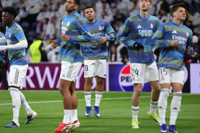Real Madrid's French forward #10 Kylian Mbappe (C) warms up with teammates before the UEFA Champions League league phase day 7 football match between Real Madrid CF and AS Monaco at Santiago Bernabeu Stadium in Madrid on January 20, 2026. (Photo by Thomas COEX / AFP)