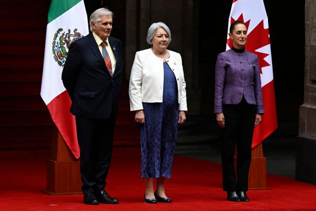 Mexico's President Claudia Sheinbaum (R) welcomes Canada's Governor General Mary Simon and her husband Whit Fraser at Palacio Nacional in Mexico City on January 20, 2026. (Photo by Alfredo ESTRELLA / AFP)