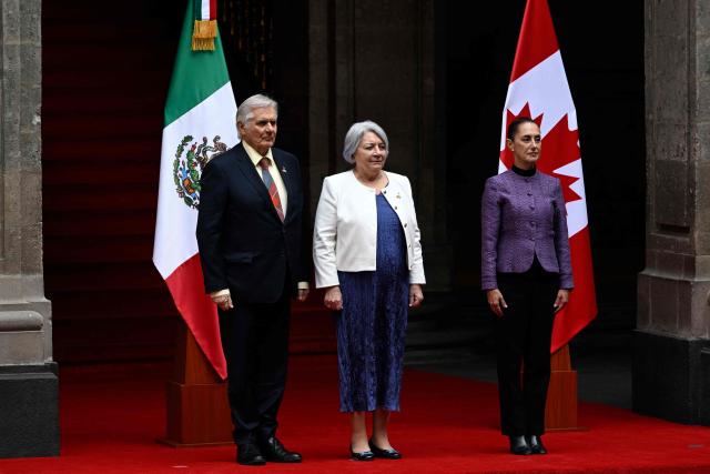 Mexico's President Claudia Sheinbaum (R) welcomes Canada's Governor General Mary Simon and her husband Whit Fraser at Palacio Nacional in Mexico City on January 20, 2026. (Photo by Alfredo ESTRELLA / AFP)