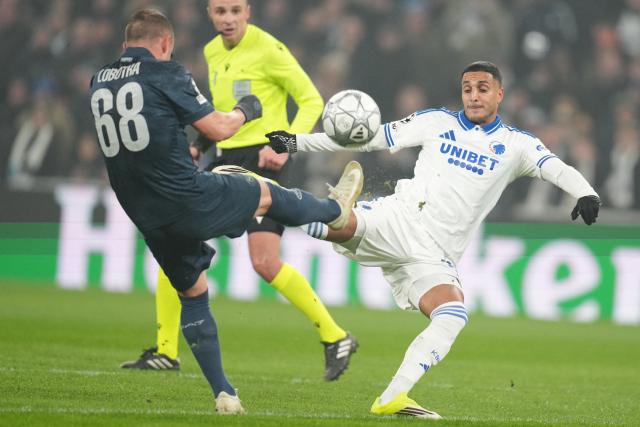 FC Copenhagen's Tunisian forward #30 Elias Achouri (R) and Napoli's Slovak midfielder #68 Stanislav Lobotka vie for the ball during the UEFA Champions League, league Phase - day 7 football match between FC Copenhaben and SSC Napoli in Copenhagen, Denmark, on January 20, 2026. (Photo by Liselotte Sabroe / Ritzau Scanpix / AFP) / Denmark OUT