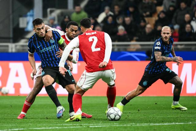 Inter Milan's Argentinian forward #10 Lautaro Martinez (C) fights for the ball with Arsenal's Dutch defender #12 Jurrien Timber (rear L) and Arsenal's French defender #02 William Saliba (front C)  during the UEFA Champions League, league phase day 7, football match between Inter Milan and Arsenal at San Siro stadium in Milan, northern Italy, on January 20, 2026. (Photo by Alberto PIZZOLI / AFP)
