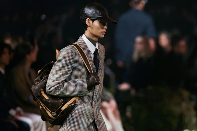 A model presents a creation for the Louis Vuitton Menswear Ready-to-wear Fall-Winter 2026/2027 collection as part of the Paris Fashion Week in Paris on January 20, 2026. (Photo by Thomas SAMSON / AFP)