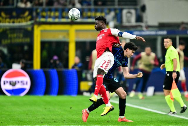 Inter Milan's Italian defender #95 Alessandro Bastoni (R) fights for the ball with Arsenal's English midfielder #07 Bukayo Saka (L) during the UEFA Champions League, league phase day 7, football match between Inter Milan and Arsenal at San Siro stadium in Milan, northern Italy, on January 20, 2026. (Photo by Stefano RELLANDINI / AFP)