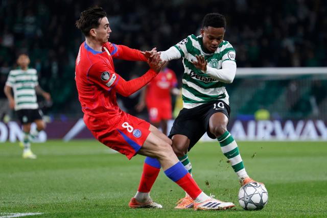 Paris Saint-Germain's Spanish midfielder #08 Fabian Ruiz and Sporting Lisbon's Mozambican forward #10 Geny Catamo fight for the ball during the UEFA Champions League league phase day 7 football match between Sporting CP and Paris Saint Germain at Jose Alvalade stadium in Lisbon on January 20, 2026. (Photo by FILIPE AMORIM / AFP)