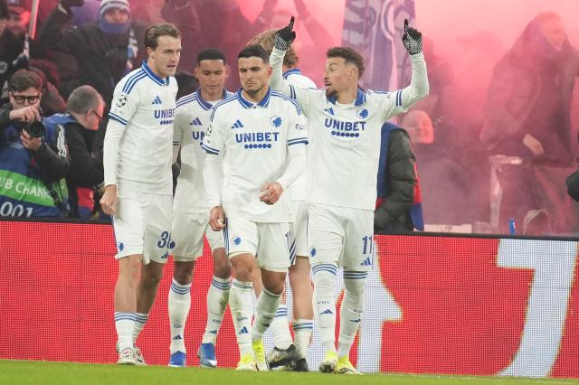 FC Copenhagen's Swedish forward #11 Jordan Larsson celebrates with his team mates after scoring the equalising goal during the UEFA Champions League, league Phase - day 7 football match between FC Copenhaben and SSC Napoli in Copenhagen, Denmark, on January 20, 2026. (Photo by Liselotte Sabroe / Ritzau Scanpix / AFP) / Denmark OUT