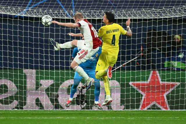 Ajax's Dutch midfielder #18 Davy Klaassen and Villarreal's Spanish defender #04 Rafa Marin fight for the ball during the UEFA Champions League league phase day 7 football match between Villarreal CF and Ajax at La Ceramica Stadium in Vila-real on January 20, 2026. (Photo by JOSE JORDAN / AFP)