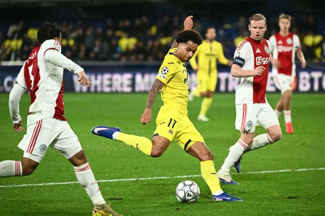Villarreal's Canadian midfielder #17 Tajon Buchanan kicks the ball past Ajax's Dutch midfielder #18 Davy Klaassen (R) during the UEFA Champions League league phase day 7 football match between Villarreal CF and Ajax at La Ceramica Stadium in Vila-real on January 20, 2026. (Photo by JOSE JORDAN / AFP)