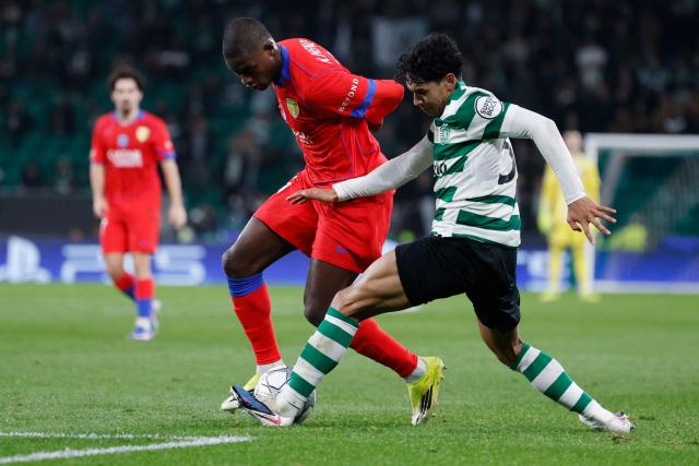 Paris Saint-Germain's Portuguese defender #25 Nuno Mendes (L) and Sporting Lisbon's Portuguese midfielder #52 Joao Simoes fight for the ball during the UEFA Champions League league phase day 7 football match between Sporting CP and Paris Saint Germain at Jose Alvalade stadium in Lisbon on January 20, 2026. (Photo by FILIPE AMORIM / AFP)