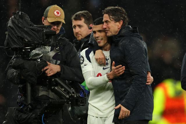 Tottenham Hotspur's Danish head coach Thomas Frank (R) and Tottenham Hotspur's Spanish defender #23 Pedro Porro (C) celebrate on the pitch after the UEFA Champions League football league stage match between Tottenham Hotspur and Borussia Dortmund at the Tottenham Hotspur Stadium in London, on January 20, 2026. Spurs won the game 2-0. (Photo by Adrian Dennis / AFP)