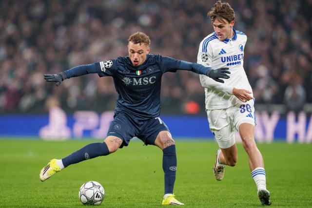 SSC Napoli's Dutch forward Noa Lang (L) fights for the ball with FCK's Danish midfielder William Clem during the UEFA Champions League, league phase day 7 football match between FC Copenhaben and SSC Napoli in Copenhagen, Denmark, on January 20, 2026. (Photo by Liselotte Sabroe / Ritzau Scanpix / AFP) / Denmark OUT
