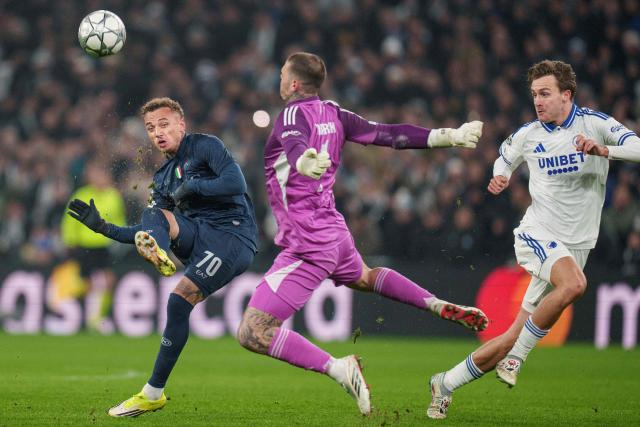 SSC Napoli's Dutch forward Noa Lang (L) fights for the ball with FCK's Croatian goalkeeper Dominik Kotarski (C) and FCK's Danish defender William Clem (R) during the UEFA Champions League, league phase day 7 football match between FC Copenhaben and SSC Napoli in Copenhagen, Denmark, on January 20, 2026. (Photo by Liselotte Sabroe / Ritzau Scanpix / AFP) / Denmark OUT