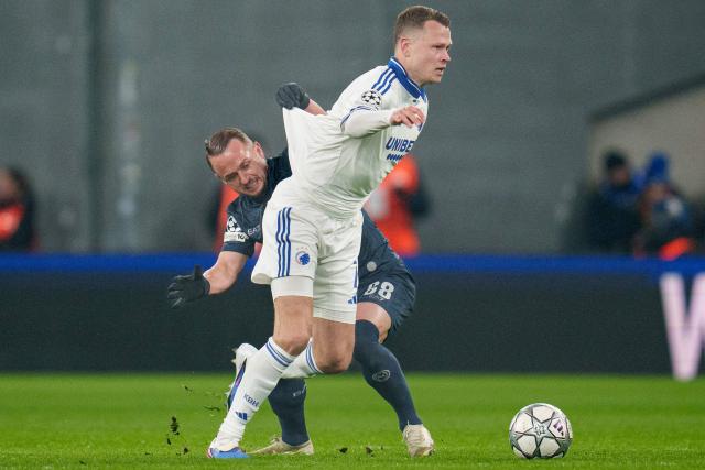 FCK's Swedish midfielder Viktor Claesson (front) fights for the ball with SSC Napoli's Slovak midfielder Stanislav Lobotka (rear) during the UEFA Champions League, league phase day 7 football match between FC Copenhaben and SSC Napoli in Copenhagen, Denmark, on January 20, 2026. (Photo by Liselotte Sabroe / Ritzau Scanpix / AFP) / Denmark OUT