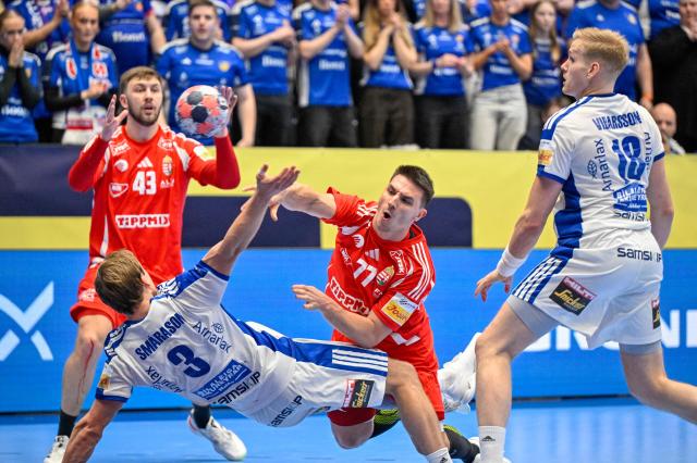 Hungary's Egon Hanusz (2R) shoots to score a goal during  the EHF Euro 2026 Group F preliminary round handball match between Hungary and Iceland in Kristianstad, Sweden, on January 20, 2026. (Photo by Johan Nilsson/TT / TT News Agency / AFP) / Sweden OUT
