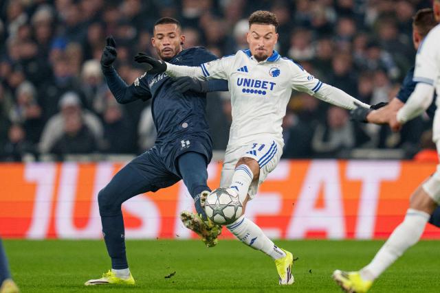 FC Copenhagen's Swedish forward #11 Jordan Larsson and Napoli's Brazilian defender #05 Juan Jesus (L) fight for the ball during the UEFA Champions League, league phase day 7, football match between FC Copenhaben and SSC Napoli in Copenhagen on January 20, 2026. (Photo by Liselotte Sabroe / Ritzau Scanpix / AFP) / Denmark OUT