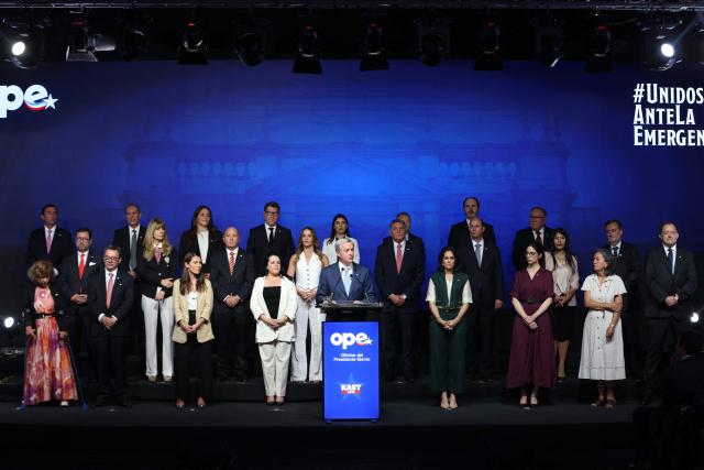 Chile's President-elect Jose Antonio Kast (C) speaks during the presentation of his cabinet at the office of the president-elect, commonly nicknamed as 'La Moneda Chica' in Las Condes, Santiago, on January 20, 2026. Chile's right-wing president-elect Jose Antonio Kast on january 20 named two ex-lawyers of former dictator Augusto Pinochet to lead the ministries of defense and human rights when he takes office in March. (Photo by Alvaro NARANJO / AFP)