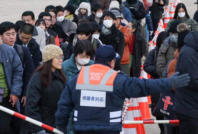 People line up to obtain tickets to observe the court proceedings for the trial of the shooting incident involving former prime minister Shinzo Abe, where the verdict will be handed down at the Nara District Court in Nara, Nara Prefecture on January 21, 2026. (Photo by JIJI Press / AFP) / Japan OUT
