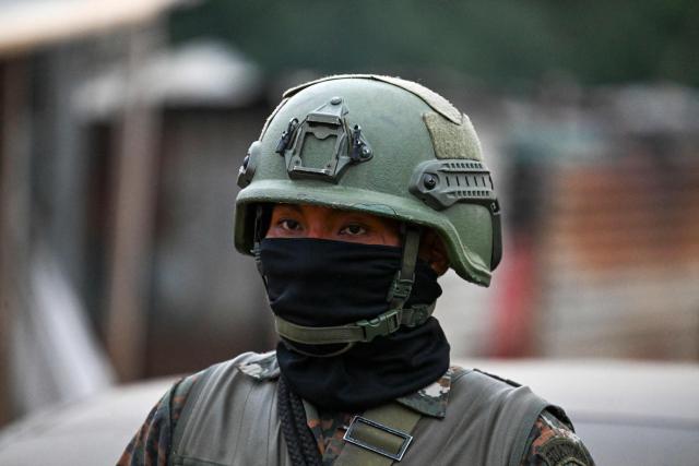 A Guatemalan Army soldier look on as he patrol a street of the Nueva Jerusalen neighborhood during the state of emergency declared by the government in Guatemala City on January 20, 2026. Guatemalan soldiers began patrolling gang-controlled neighborhoods in the capital on Tuesday, after attacks that left ten police officers dead and prompted the government to declare a state of siege, according to official sources and an AFP journalist. (Photo by JOHAN ORDONEZ / AFP)
