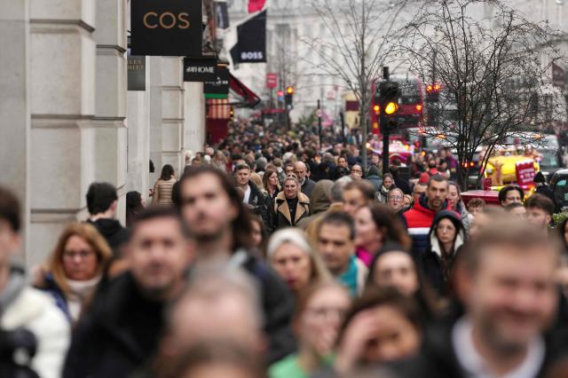 (FILES) Shoppers fill the pavement on Regent Street in central London on December 21, 2025. Britain's annual inflation rate rose more than expected in December, official data showed on January 21, 2026, reinforcing expectations that the Bank of England will hold off on cutting interest rates next month. (Photo by CARLOS JASSO / AFP)