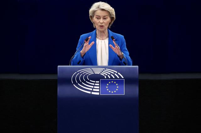 European Commission President Ursula von der Leyen (C) delivers a speech during a debate on the conclusion of the European Council meeting of 18-19 December 2025, at the European Parliament in Strasbourg, eastern France, on January 21, 2026. (Photo by FREDERICK FLORIN / AFP)