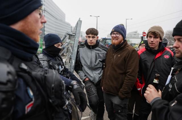 Demonstrators (R) speak with French police officers (L) as they take part in a protest against the free trade agreement between the European Union and the Mercosur countries, on the day of a vote on a referral to the courts, in Strasbourg on January 21, 2026. The European Union's parliament voted on January 21, 2026 to refer a freshly signed trade deal with South American bloc Mercosur to the EU's top court, casting a veil of legal uncertainty over the accord. (Photo by Romeo BOETZLE / AFP)