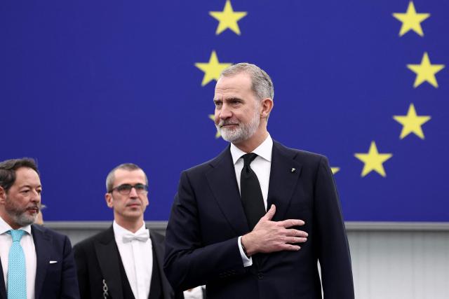 Spain's King Felipe VI (R) gestures as he arrives to address members of European Parliament during a formal sitting, for the 40th anniversary of Spain and Portugal joining the EU, in Strasbourg, eastern France, on January 21, 2026. (Photo by FREDERICK FLORIN / AFP)