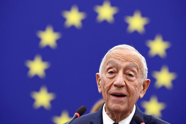 Portuguese President Marcelo Rebelo de Sousa (R) delivers a speech to members of European Parliament with Spain's King Felipe VI (R) in the background as part of a formal sitting for the 40th anniversary of Spain and Portugal joining the EU  with the EU flag in the background in Strasbourg, eastern France, on January 21, 2026. (Photo by FREDERICK FLORIN / AFP)