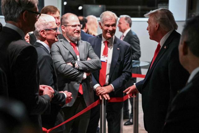 US President Donald Trump (2R) speaks with US businessman Tim Cook (2L) during a reception with business leaders on the sidelines of the World Economic Forum (WEF) annual meeting in Davos on January 21, 2026. The World Economic Forum takes place in Davos from January 19 to January 23, 2026. (Photo by Mandel NGAN / AFP)