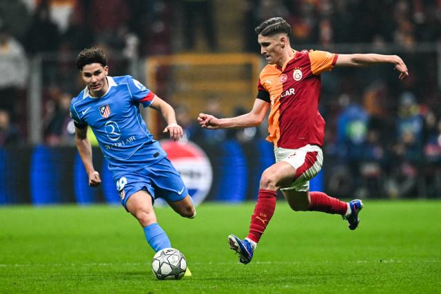 Atletico Madrid's Argentine forward #19 Julian Alvarez (L) fights for the ball with Galatasaray's Hungarian forward #07 Roland Sallai during the UEFA Champions League, league phase day 7, football match between Galatasaray and Atletico Madrid at Rams Park in Istanbul, on January 21, 2026. (Photo by OZAN KOSE / AFP)
