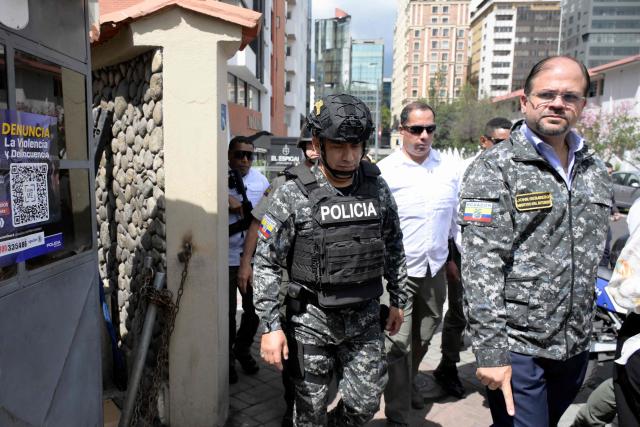 Ecuador's Interior Minister John Reimberg (R) participates in a security operation in Quito's financial district on January 21, 2026. (Photo by Rodrigo BUENDIA / AFP)
