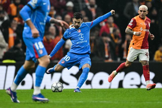 Atletico Madrid's Spanish forward #10 Alex Baena (C) controls the ball during the UEFA Champions League, league phase day 7, football match between Galatasaray and Atletico Madrid at Rams Park in Istanbul, on January 21, 2026. (Photo by OZAN KOSE / AFP)