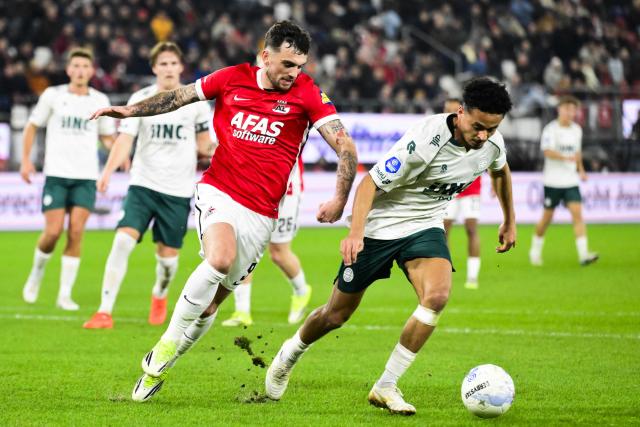 AZ Alkmaar's Irish forward #09 Troy Parrott (L) and Excelsior's Dutch defender #02 Ilias Bronkhorst fight for the ball during the Dutch Eredivisie football match between AZ Alkmaar and Excelsior Rotterdam at at the AFAS Stadium in in Alkmaar on January 21, 2026.  (Photo by Olaf Kraak / ANP / AFP) / Netherlands OUT