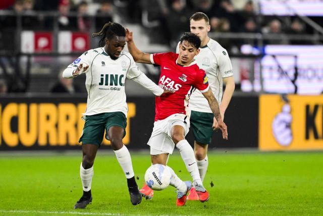 Excelsior's French #12 forward Arthur Zagre (L) and AZ Alkmaar's Brazilian forward #07 Weslley Patati (C) fight for the ball during the Dutch Eredivisie football match between AZ Alkmaar and Excelsior Rotterdam at at the AFAS Stadium in in Alkmaar on January 21, 2026. (Photo by Olaf Kraak / ANP / AFP) / Netherlands OUT