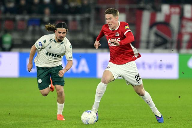 Excelsior's Georgian defender #23 Irakli Yegoian fights for the ball AZ Alkmaar's Dutch midfielder #20 Kasper Boogaard (R) during the Dutch Eredivisie football match between AZ Alkmaar and Excelsior Rotterdam at at the AFAS Stadium in in Alkmaar on January 21, 2026. (Photo by Olaf Kraak / ANP / AFP) / Netherlands OUT