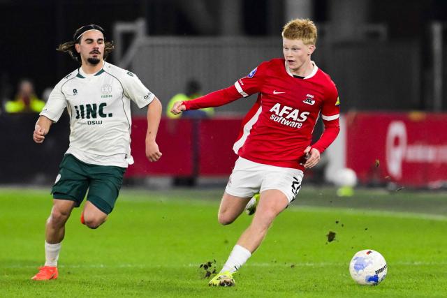 Excelsior's Georgian defender #23 Irakli Yegoian and Alkmaar's Dutch midfielder #26 Kees Smit (R) fight for the ball during the Dutch Eredivisie football match between AZ Alkmaar and Excelsior Rotterdam at at the AFAS Stadium in in Alkmaar on January 21, 2026. (Photo by Olaf Kraak / ANP / AFP) / Netherlands OUT