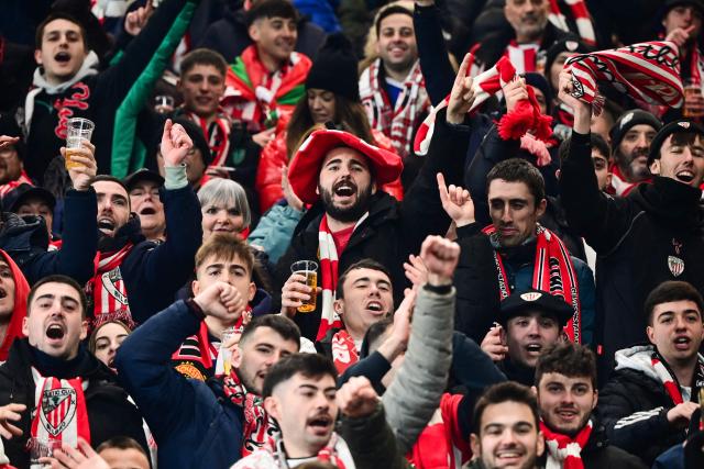Athletic Bilbao's supporters cheer their team ahead of the UEFA Champions League, league phase day 7, football match between Atalanta Bergame and Athletic Bilbao at the stadio Atleti Azzurri d'Italia stadium in Bergamo on January 21, 2026. (Photo by PIERO CRUCIATTI / AFP)