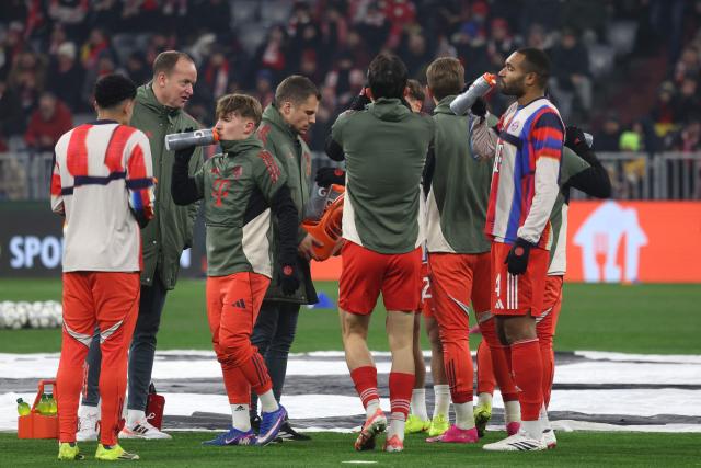 FC Bayern Munich players drink at warm up prior to the start of the UEFA Champions League football match between FC Bayern Munich (GER) and Union St-Gilloise (BEL) in Munich, southern Germany, on January 21, 2026. (Photo by Karl-Josef HILDENBRAND / AFP)