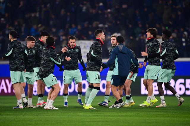 Athletico Bilbao's players warm up ahead of the UEFA Champions League, league phase day 7, football match between Atalanta Bergame and Athletic Bilbao at the stadio Atleti Azzurri d'Italia stadium in Bergamo on January 21, 2026. (Photo by PIERO CRUCIATTI / AFP)