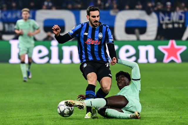 Atalanta's Italian defender #77 Davide Zappacosta is tackled by Athletic Bilbao's Spanish defender #19 Adama Boiro during the UEFA Champions League, league phase day 7, football match between Atalanta Bergame and Athletic Bilbao at the stadio Atleti Azzurri d'Italia stadium in Bergamo on January 21, 2026. (Photo by PIERO CRUCIATTI / AFP)