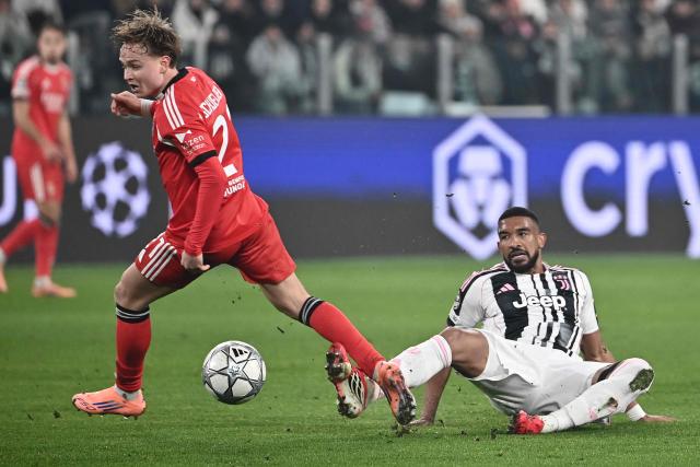 SL Benfica's Norwegian forward #21 Andreas Schjelderup fights for the ball with Juventus' Brazilian defender #03 Bremer during the UEFA Champions League - league phase day 7 football match between Juventus and Benfica at the Allianz stadium in Turin, on January 21, 2026. (Photo by Isabella BONOTTO / AFP)