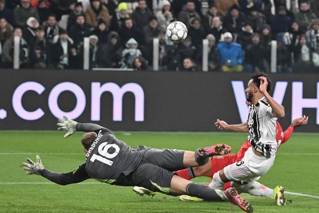 SL Benfica's Greek forward #14 Vangelis Pavlidis tries to score against Juventus' Italian goalkeeper #16 Michele Di Gregorio and Juventus' English defender #06 Lloyd Kelly during the UEFA Champions League - league phase day 7 football match between Juventus and Benfica at the Allianz stadium in Turin, on January 21, 2026. (Photo by Isabella BONOTTO / AFP)