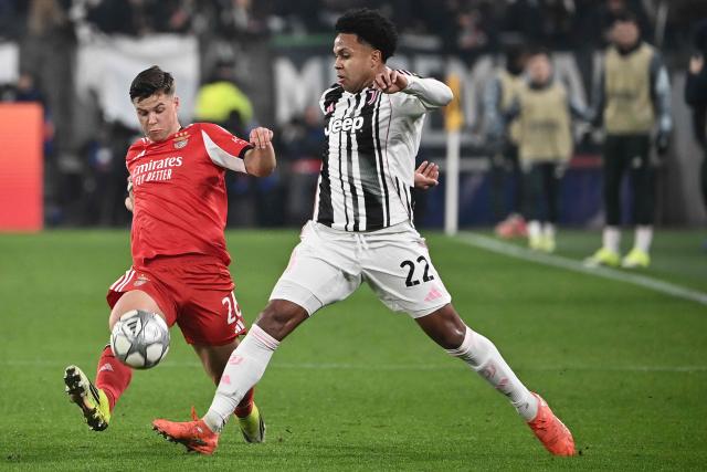 SL Benfica's Swedish defender #26 Samuel Dahl fights for the ball with Juventus' US midfielder #22 Weston McKennie during the UEFA Champions League - league phase day 7 football match between Juventus and Benfica at the Allianz stadium in Turin, on January 21, 2026. (Photo by Isabella BONOTTO / AFP)