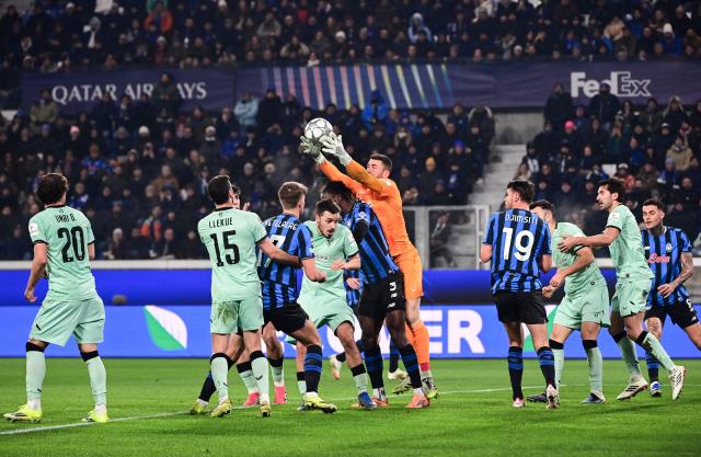 Athletic Bilbao's Spanish goalkeeper #01 Unai Simon grabs the ball during the UEFA Champions League, league phase day 7, football match between Atalanta Bergame and Athletic Bilbao at the stadio Atleti Azzurri d'Italia stadium in Bergamo on January 21, 2026. (Photo by PIERO CRUCIATTI / AFP)