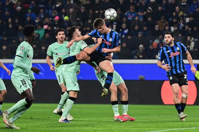 Athletic Bilbao's Spanish defender #04 Aitor Paredes (C-L) goes for a header with Atalanta's Belgian forward #17 Charles De Ketelaere (C-R) during the UEFA Champions League, league phase day 7, football match between Atalanta Bergame and Athletic Bilbao at the stadio Atleti Azzurri d'Italia stadium in Bergamo on January 21, 2026. (Photo by PIERO CRUCIATTI / AFP)