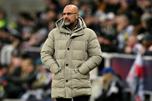 PSV Eindhoven's Dutch coach Peter Bosz looks on during the UEFA Champions League league-phase football match between Newcastle United and PSV Eindhoven at St James' Park in Newcastle-upon-Tyne, north-east England on January 21, 2026. (Photo by Oli SCARFF / AFP)