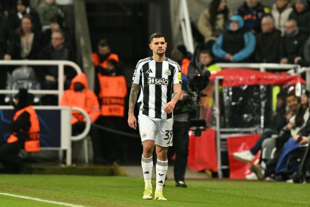 Newcastle United's Brazilian midfielder #39 Bruno Guimaraes leaves the pitch with an injury during the UEFA Champions League league-phase football match between Newcastle United and PSV Eindhoven at St James' Park in Newcastle-upon-Tyne, north-east England on January 21, 2026. (Photo by Oli SCARFF / AFP)