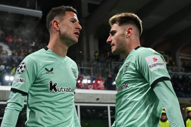 Athletic Bilbao's Spanish forward #11 Gorka Guruzeta celebrates with Athletic Bilbao's Spanish forward #23 Roberto Navarro after scoring his team's first goal during the UEFA Champions League, league phase day 7, football match between Atalanta Bergame and Athletic Bilbao at the stadio Atleti Azzurri d'Italia stadium in Bergamo on January 21, 2026. (Photo by PIERO CRUCIATTI / AFP)