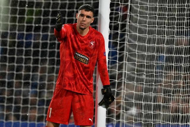 Pafos FC's Dutch goalkeeper #01 Jay Gorter gestures during the UEFA Champions League league-phase football match between Chelsea and Pafos at Stamford Bridge in London on January 21, 2026. (Photo by Glyn KIRK / AFP)