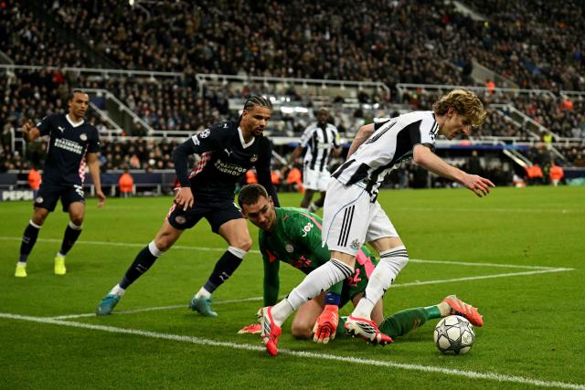 Newcastle United's English midfielder #10 Anthony Gordon runs with the ball whilst under pressure from PSV Eindhoven's Czech goalkeeper #32 Matej Kovar during the UEFA Champions League league-phase football match between Newcastle United and PSV Eindhoven at St James' Park in Newcastle-upon-Tyne, north-east England on January 21, 2026. (Photo by Oli SCARFF / AFP)