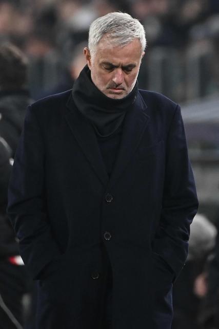 SL Benfica's Portuguese head coach Jose Mourinho looks on during the UEFA Champions League - league phase day 7 football match between Juventus and Benfica at the Allianz stadium in Turin, on January 21, 2026. (Photo by Isabella BONOTTO / AFP)