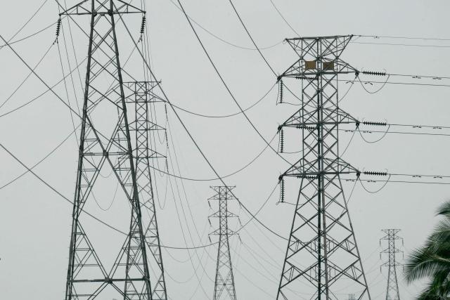 A view of electrical transmision lines in Yumbo, near Cali, Colombia on January 21, 2026. Ecuador's President Daniel Noboa on January 21, 2026, announced 30-percent tariffs on imports from Colombia, accusing its neighbor of failing to help fight drug cartels. Colombia mainly exports electricity, medicines, vehicles, cosmetics, and plastics to Ecuador, according to Colombia's National Foreign Trade Association (Analdex). (Photo by Joaquín SARMIENTO / AFP)